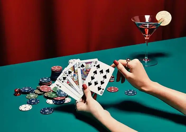 Meja permainan casino dengan dealer dan kartu yang siap dimainkan